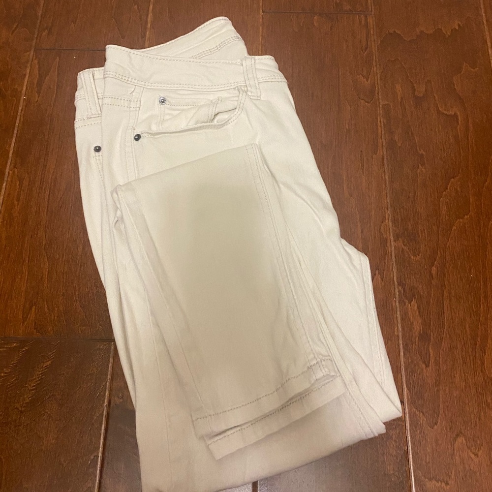 Cute white ankle pants!